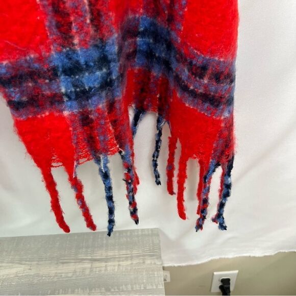 Aerie Red and Blue Super soft fringed blanket scarf - Picture 4 of 13